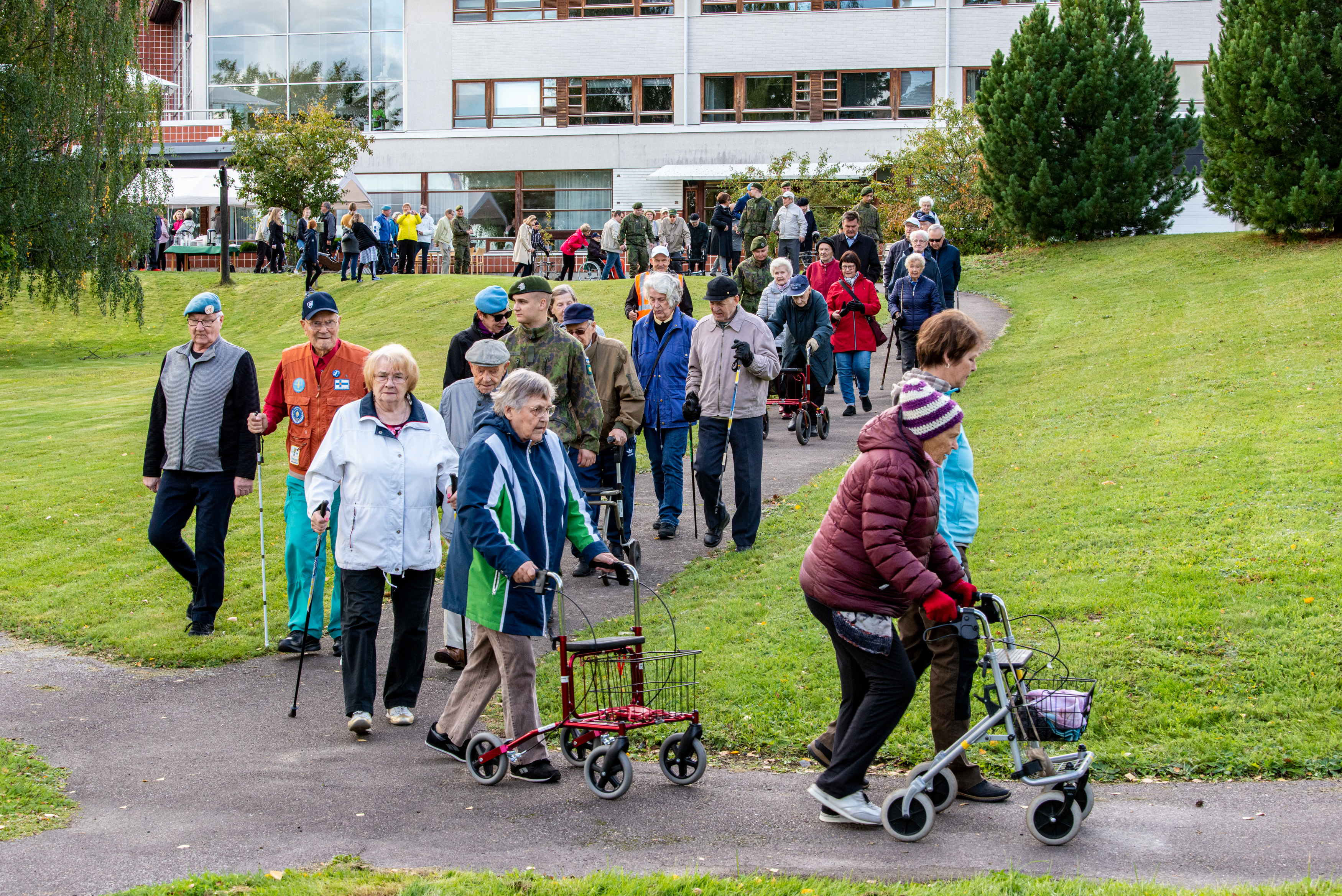 Kansa kävelee - veteraanikävely rauhan puolesta - OKKS